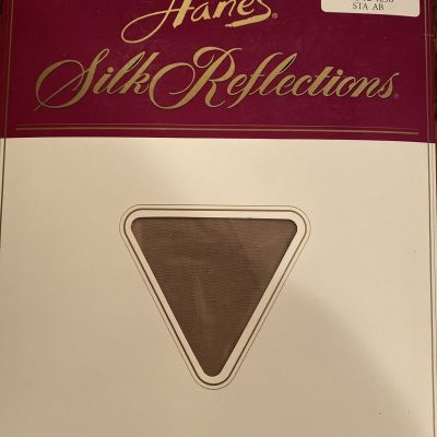 Hanes Silk Reflections Pantyhose Soft Taupe Size AB Silky Sheer Control Top 717