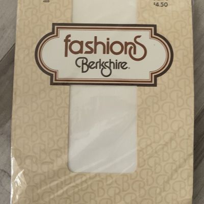 Berkshire Womens Back Dot Fashions Pantyhose 4506 White Sz 2 Vtg 1980