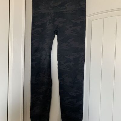 Spanx Women’s Ankle Length Gray Camouflage Exercise Leggings Tummy Control Sz L
