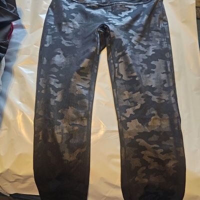 Spanx Look At Me Now Seamless Cropped Leggings Womens Camo Size Medium