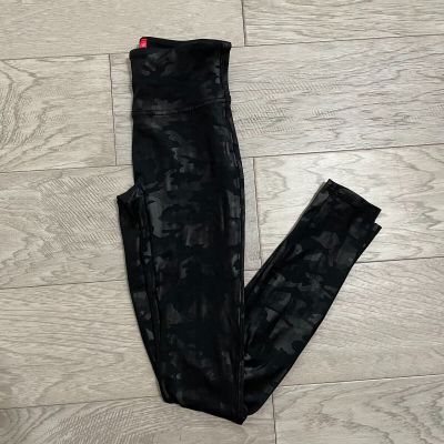 Spanx Vegan Faux Leather Camo Camouflage Shine Liquid Leggings shiny Black