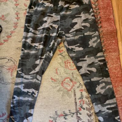 Faded Glory Green Camouflage Leggings Size !8