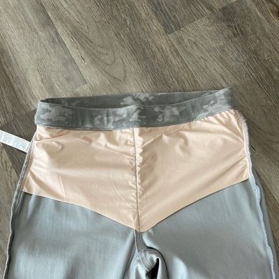 Women’s Spanx leggings pants gray camouflage size medium Style 20018R