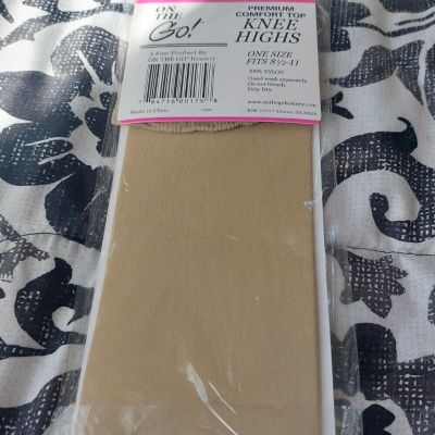 1 Pair Tan On the Go Premium Comfort Top Knee High Tights, One Size Oatmeal