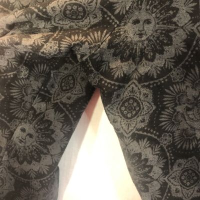 Torrid Size 4 Grey Black Sun Print Leggings Cropped Pants