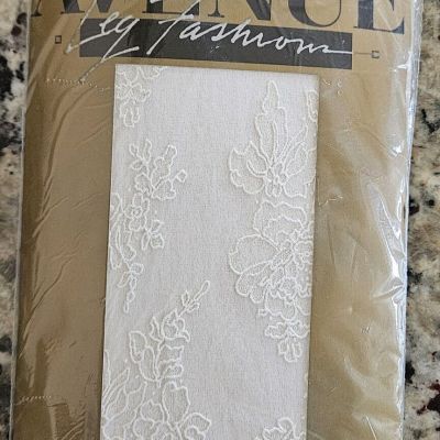 VTG Avenue Leg Fashions Raised Texture Lace Floral White Sheer Hosiery Nylon '86