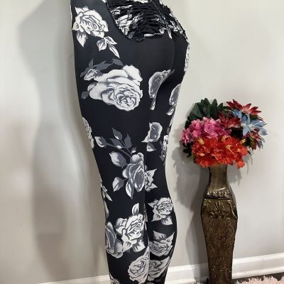 leggings size Small women’s High Waisted Full Length Scrunch Bum Floral Black