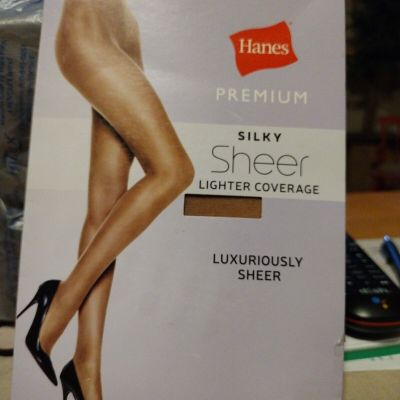 Hanes Premium Silky Support Medium Coverage Pantyhose Size M Nude NEW (1 Pair)