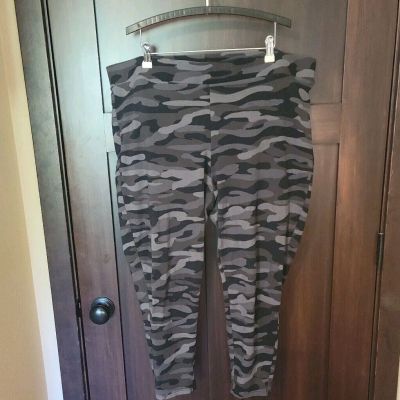 EUC Women's Plus Torrid Black & Grey Camo Camouflage Print Capri Leggings Size 4