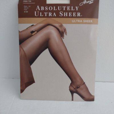 Hanes Pantyhose One Pair Control Top Sheer Toe Pearl White Size B 5'1