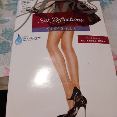 NIP Hanes Silk Reflections CD Silky Sheer Control Top 717 Little Color Sheer Toe