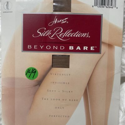 (149)  Hanes Silk reflections pantyhose Style 00N01 size AB Beyond Beige