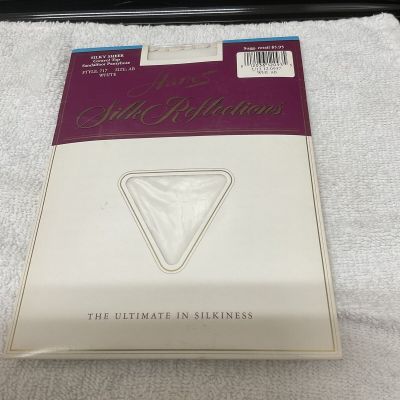 Hanes Silk Reflections Silky Control Top Pantyhose Sandalfoot Sz AB White Color