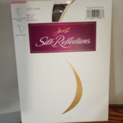 New HANES SILK REFLECTIONS Gentle Brown Pantyhose Stockings Style 715 - Size EF