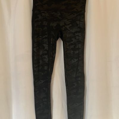 Spanx Faux Leather Leggings Camouflage Shiny Black Stretch Shaping Womens Size L