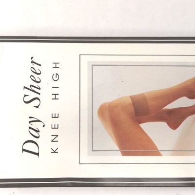 Nice Touch Day Sheer Knee High Reinforced Toe 2 Pair Soft Taupe Vintage Size B