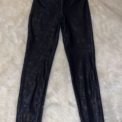 Women’s Mono be black, tapered leggings, has a shiny look to them size medium