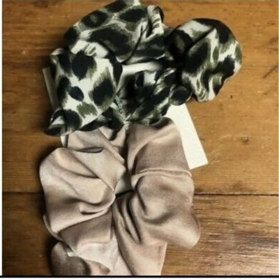 Bundle deal: printed tights and scrunchies