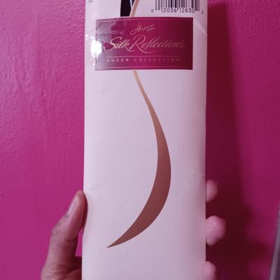 KNEE HIGHS BLACK Sheer SANDALFOOT Socks HOSIERY HANES Silk Reflections 2 PAIR