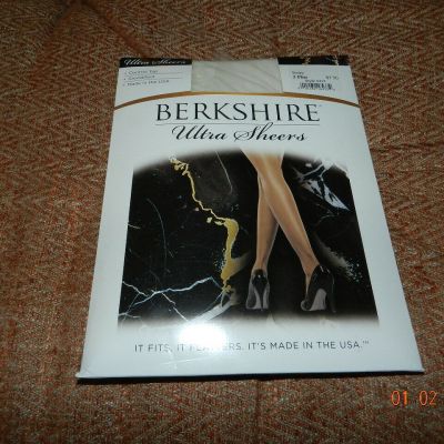 Berkshire Full Control Top Pantyhose Hosiery Womens Sandalfoot 4415 Ivory 2 plus