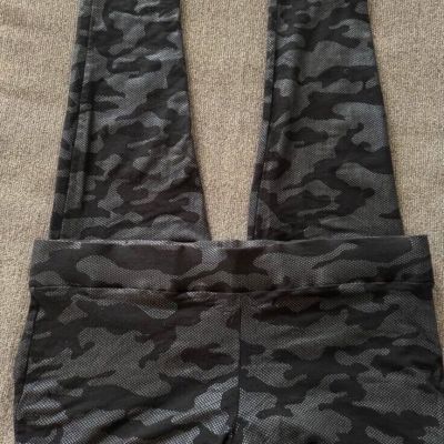 Torrid size 1x shiny camo Printed  leggings