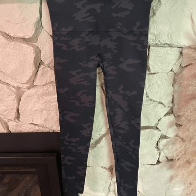 Spanx look and me now leggings black camo seamless size M