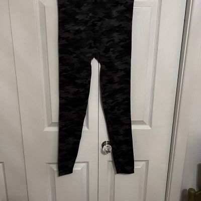 SPANX Look at Me Now Seamless Camouflage Leggings Women’s Size Medium NWOT