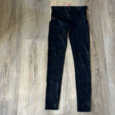 SPANX Women’s Faux Leather Shiny Black Camo LEGGINGS #20185R Size Medium
