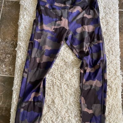 Athleta ultimate stash Camo 7/8 Leggings Size m Yoga Athleisure Workout