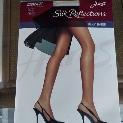Hanes Silk Reflections Silky Sheer Grey Mist Sheer Toe Pantyhose Size AB 717