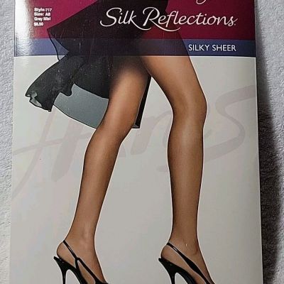New Hanes Silk Reflections Silky Sheer Pantyhose Control Top Grey Mist Size AB