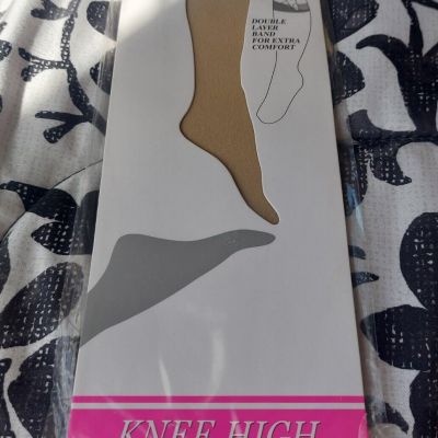 1 Pair Tan On the Go Premium Comfort Top Knee High Tights, One Size Oatmeal