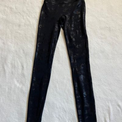 SPANX Womens Faux Leather Camo Leggings Camouflage Shiny Black Size Xsmall