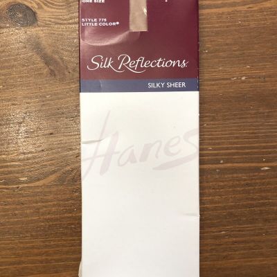 Hanes Silk Reflections silky sheer kneehighs 2 pair one size 775 little color