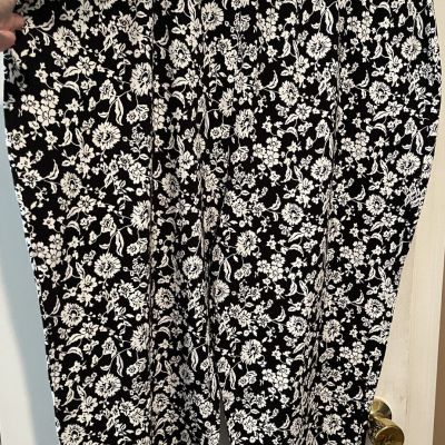Women's Plus Size Soft Sueded Capri Leggings Black & White Floral 4X (26-28)