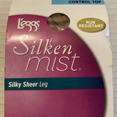 L'eggs Silken Mist Pantyhose. Control Top, Run Resistant Size B. Nude. 93873 NEW
