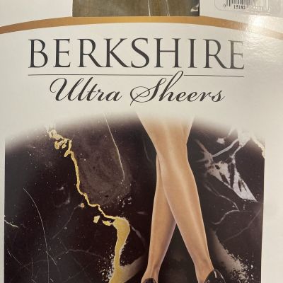 Berkshire Ultra Sheer Control Top Pantyhose  Size 4 Color Utopia  New 4415