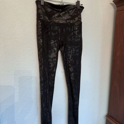 SPANX Sz L Faux Leather Glossy Camo Matte Black shaping slimming Leggings 20185R