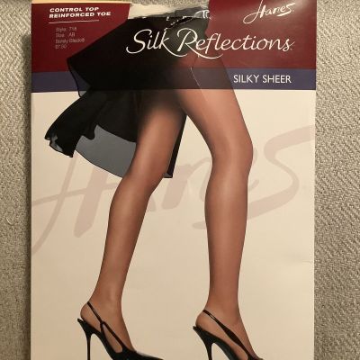 HANES SILK REFLECTIONS SILKY SHEER CONTROL REINFORCED TOE PANTYHOSE 718 AB