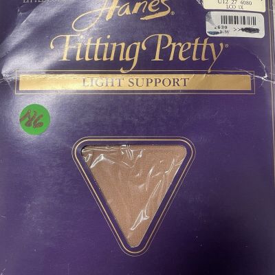 (186) Hanes Plus  Fitting Pretty  light Support style 744 size 1X Little Color